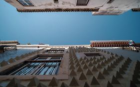 Friendly Border City Design Apartments